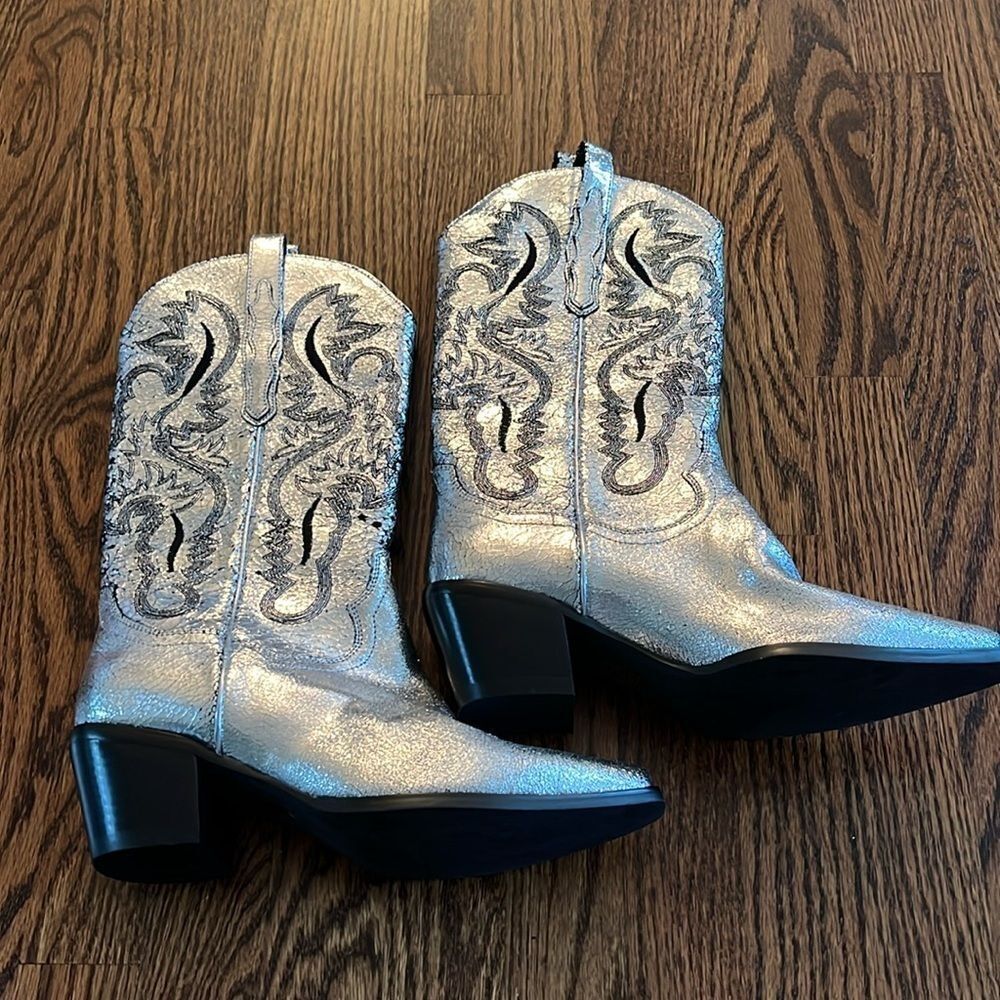 Free People Dagget Western Boots
By Jeffrey Campbell Size 9 silver crackle - Picture 2 of 4